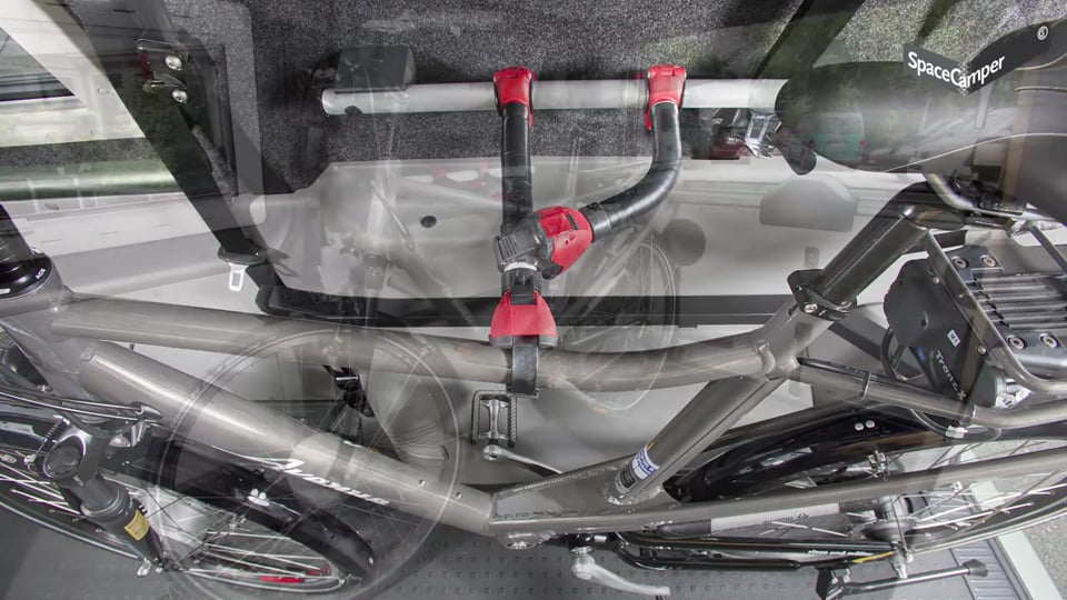 Armin Schwarz und Michelin in der Serie "Sicher unterwegs" – hier: Den passenden Reifen "online" finden!