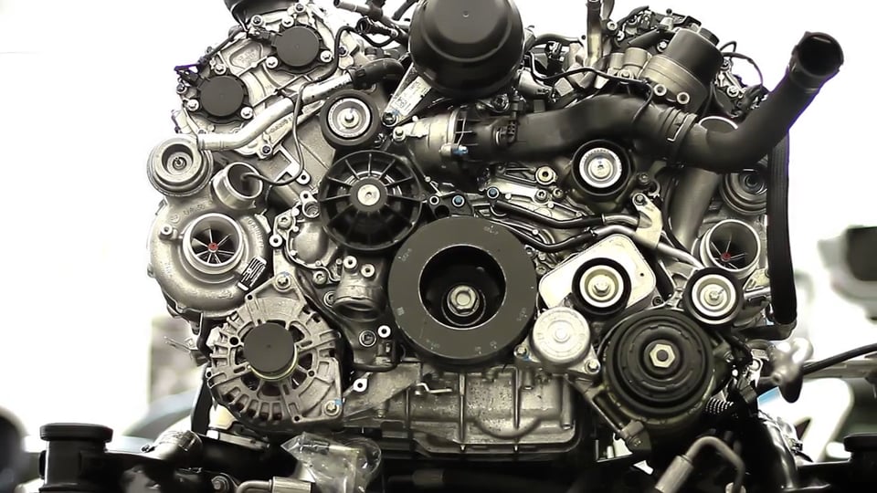 Der Audi SQ7 TDI im Duell gegen einen Alpha Jet