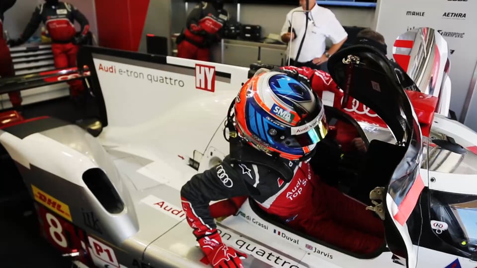 Großfamilie erkundet Familienwohnwagen