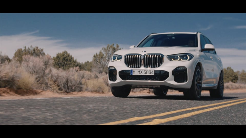 Großfamilie erforscht Familienwohnwagen