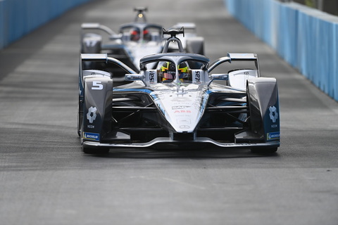 Il Colle del Moncenisio – dal valico si snoda una strada lunga diversi chilometri che costeggia il lago e la diga. Qui si trovano alcuni ristoranti e caffè con vista sul lago. Vale la pena fermarsi.